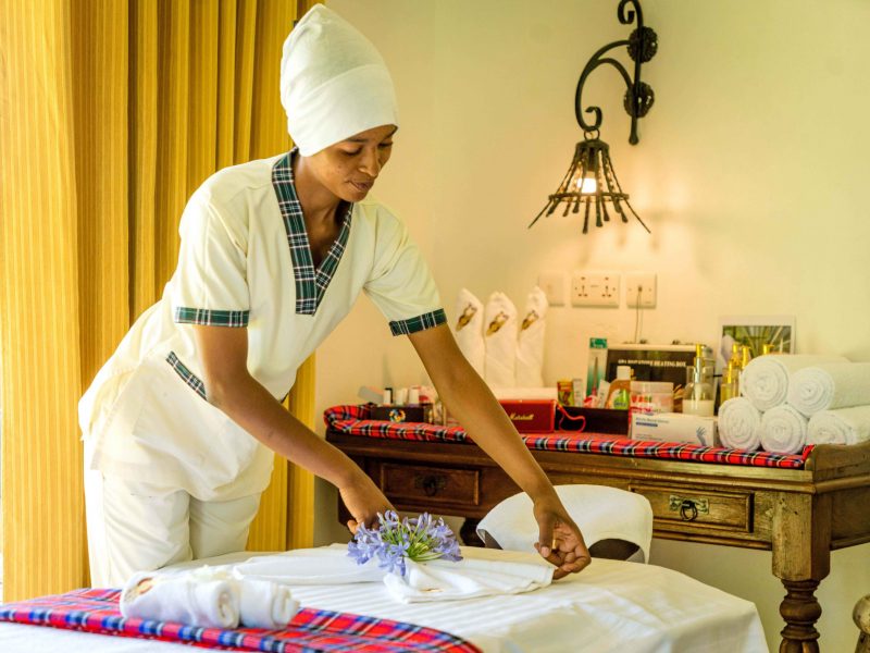 MOYONI AIRPORT LODGE service